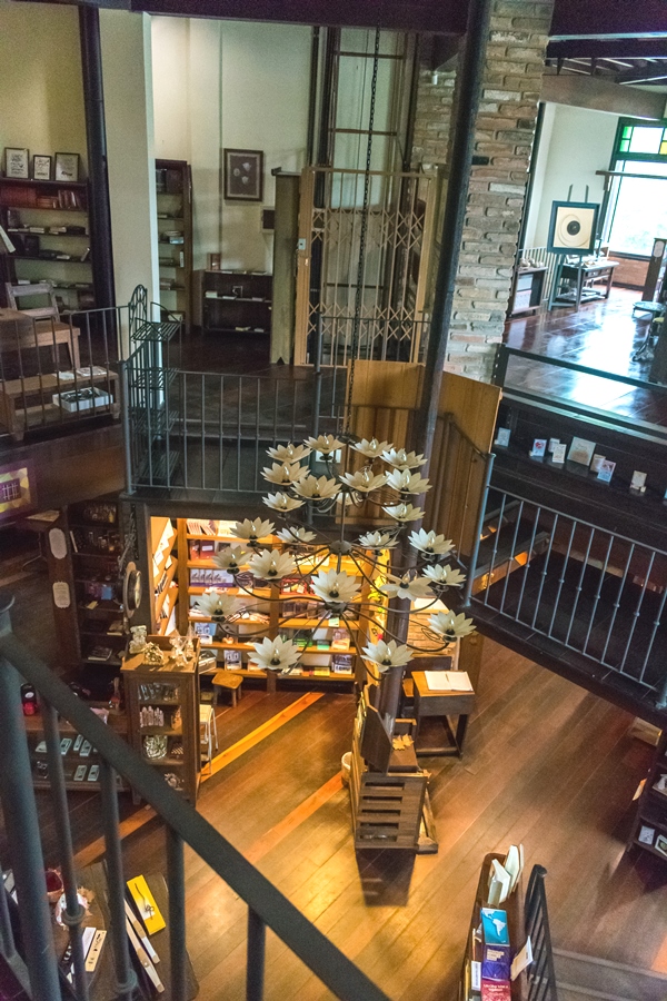 Interior da Livraria Miragem