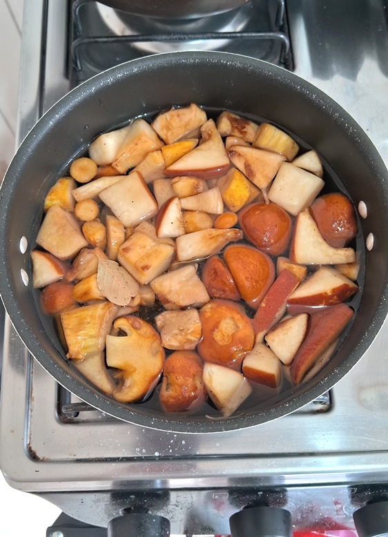 Preparando Escabeche de cogumelo do eucalipto